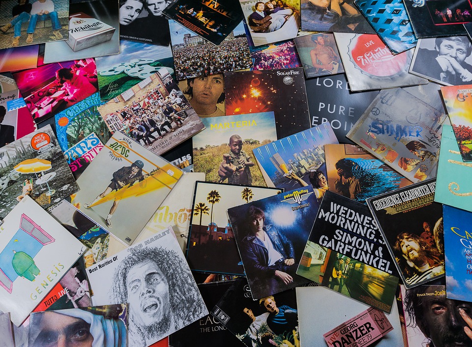 https://pixabay.com/en/vinyl-records-music-turntable-2722233/