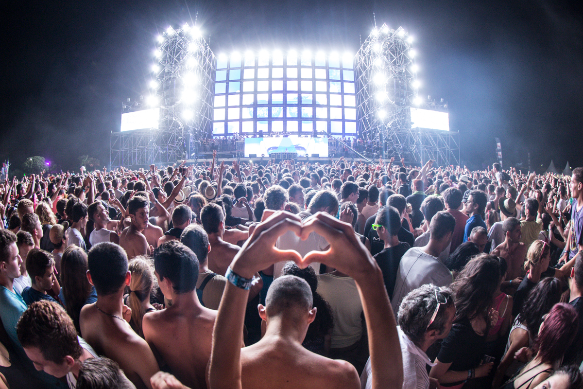 https://commons.wikimedia.org/wiki/File:Electrobeach_Music_Festival_2013.jpg
